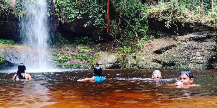 Masyarakat mengunjungi Tahura Lapak Jaru sebelum terjadi pandemi COVID-19. (Foto : DLHKP Gumas)