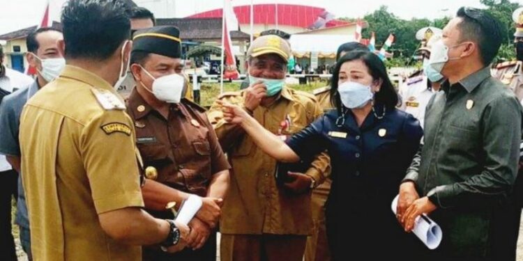Ketua DPRD Kotawaringin Timur, Rinie saat menghadiri peresmian penggunaan jalan baru untuk akses ke Bandara Haji Asan Sampit, Senin (1/2/2021). (ANT)