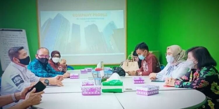 Ketua DPRD Kotawaringin Timur, Rinie (kanan), Ketua Komisi II DPRD Hj Darmawati dan anggota Komisi II saat kunjungan kerja ke Kabupaten Banjar Provinsi Kalimantan Selatan terkait pengelolaan pasar, Rabu (10/2/2021). (ANT/IST)