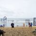 Wisatawan menikmati suasana objek wisata Pantai Ujung Pandaran di area fasilitas wisata yang disediakan pihak swasta. Foto diambil 10 Januari 2021. (ANT)