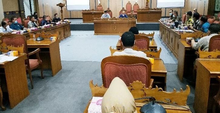 Rapat Komisi I DPRD Kotawaringin Timur dipimpin Ketua Komisi I, Agus Seruyantara membahas klaim lahan antara masyarakat Desa Sumber Makmur dengan PT BSK, Senin (15/2/2021). (ANT)