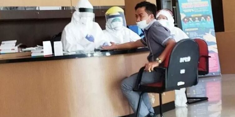 Anggota Komisi III DPRD Kotawaringin Timur, Riskon Fabiansyah menjalani tes cepat deteksi COVID-19 di gedung DPRD setempat, beberapa waktu lalu. (ANT/IST)