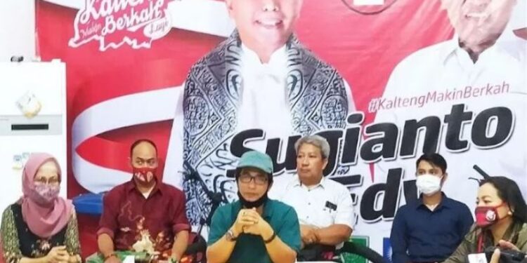 Foto Arsip - Kuasa Hukum pasangan calon Gubernur dan Wakil Gubernur Kalteng nomor urut 02 Rahmadi G Lentam (tengah) bersama rekan satu timnya menggelar jumpa pers terkait gugatan dari paslon nomor urut 01 yang dilaksanakan di Palangka Raya, Selasa (22/12/2020). (ANT/IST)