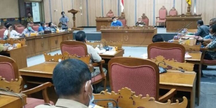 Suasana rapat dengar pendapat Komisi I DPRD Kotawaringin Timur membahas permasalahan PT KMA dengan Koperasi Garuda Bersama, Selasa (16/2/2021). (ANT)