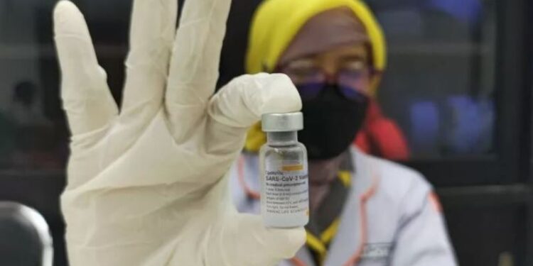 Dok - Petugas vaksinator menyuntikkan vaksi (Ist)