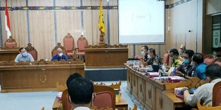Ketua Komisi I DPRD Kotawaringin Timur, Agus Seruyantara (kemeja biru) saat memimpin rapat dengar pendapat dengan sebuah perusahaan perkebunan, Senin (15/2/2021) lalu. (ANT)