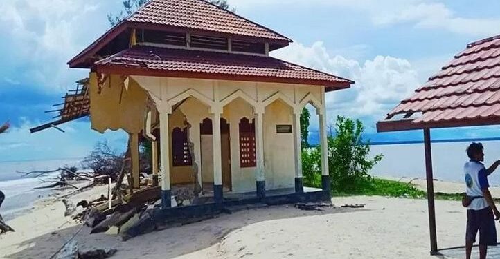 Kondisi mushalla dekat kubah di Pantai Ujung Pandaran kini sebagian bangunannya ambruk setelah bagian pondasinya tergerus abrasi. (ANT/IST)