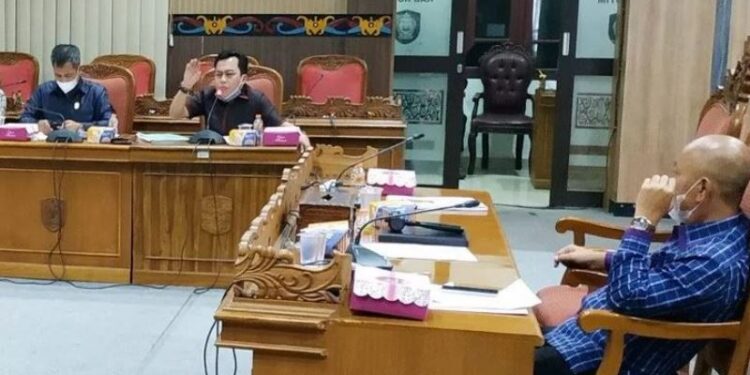 Anggota Komisi I DPRD Kotawaringin Timur, Rimbun menyampaikan pendapatnya saat rapat Komisi I, Senin (15/2/2021) lalu. (ANT)