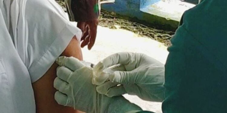 Vaksinasi COVID-19 di Kotawaringin Timur dimulai 27 Januari 2021 dan saat ini memasuki pemberian vaksin kedua bagi tenaga kesehatan yang merupakan kelompok pertama sasaran vaksinisasi tersebut. (ANT)