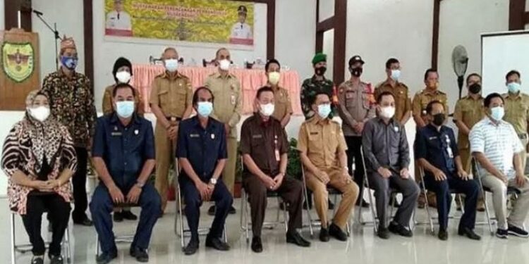 Legislator Kabupaten Gumas Polie L Mihing (duduk kanan kedua) dan lainnya berfoto bersama saat pelaksanaan musrenbang di Kecamatan Kahayan Hulu Utara, Selasa (16/2/2021) lalu. (Foto : Setwan Gumas)