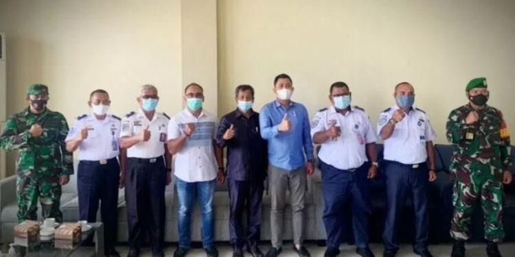 Anggota Komisi IV DPRD Kotawaringin Timur, Muhammad Kurniawan Anwar (kemeja biru) saat kunjungan ke Bandara Haji Asan Sampit, Rabu (27/1/2021). (ANT/IST)