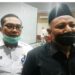 Wakil Ketua DPRD Kotim Rudianur dan Kepala Bagian Umum Sekretariat Daerah Kotim Raihansyah saat membantu persiapan ruang rapat paripurna DPRD yang rencananya dijadikan tempat pelantikan bupati dan wakil bupati, Rabu (24/2/2021). (ANT)