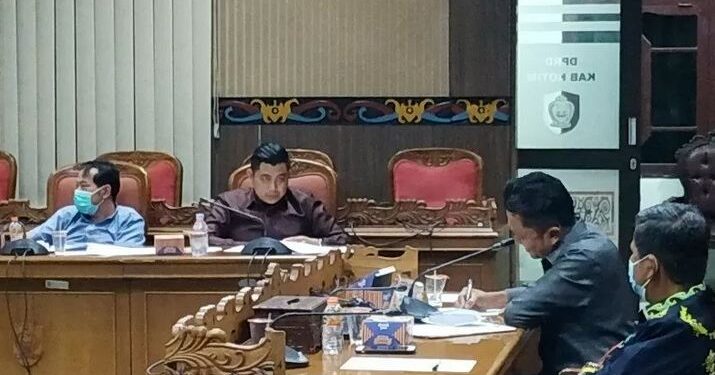 Anggota Komisi IV DPRD Kotawaringin Timur, Muhammad Kurniawan Anwar (tengah) saat rapat dengar pendapat, Rabu (3/2/2021). ANT