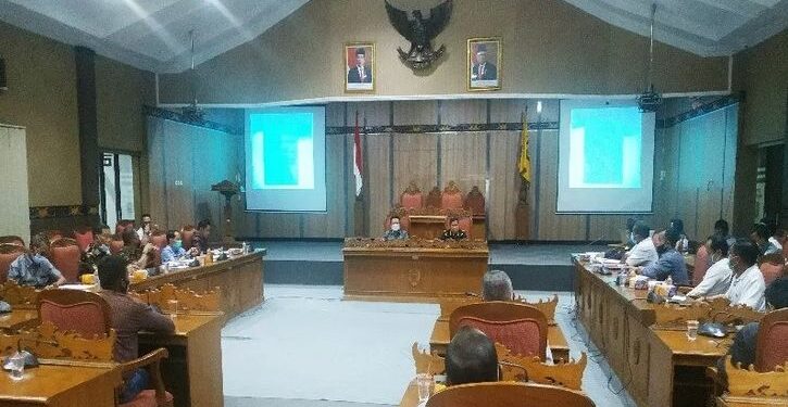 Rapat Komisi IV DPRD Kotawaringin Timur dipimpin Ketua Komisi IV Dadang H Syamsu dan Wakil Ketya Komisi IV H Ary Dewar membahas solusi permasalahan penggunaan jalan oleh angkutan perusahaan sawit, Rabu (3/2/2021). ANT