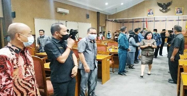 Ketua DPRD Kotawaringin Timur, Rinie bersama pejabat lainnya usai rapat paripurna pengumuman pengusulan pemberhentian bupati dan wakil bupati, Kamis (4/2/2021). ANT