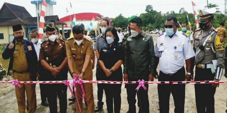 Ketua DPRD Kotim Rinie, Ketua Komisi IV Dadang H Syamsu dan anggota Komisi IV Handoyo J Wibowo mendampingi Bupati Supian Hadi meresmikan jalan baru yang menjadi akses ke Bandara Haji Asan Sampit, Senin (1/2/2021). (ANT)