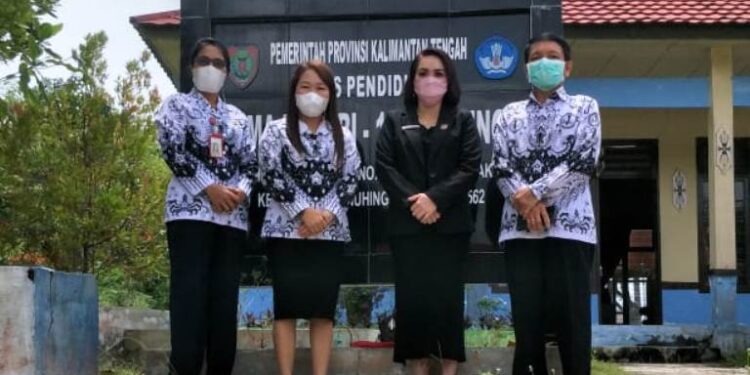 (Dari kiri) Guru SMA Negeri 1 Manuhing Nurhayati dan Susi, Legislator Kabupaten Gumas Cici Susilawati, serta Kepala SMA Negeri 1 Manuhing Ginsyelson berfoto bersama di sekolah setempat, baru-baru ini. (IST)