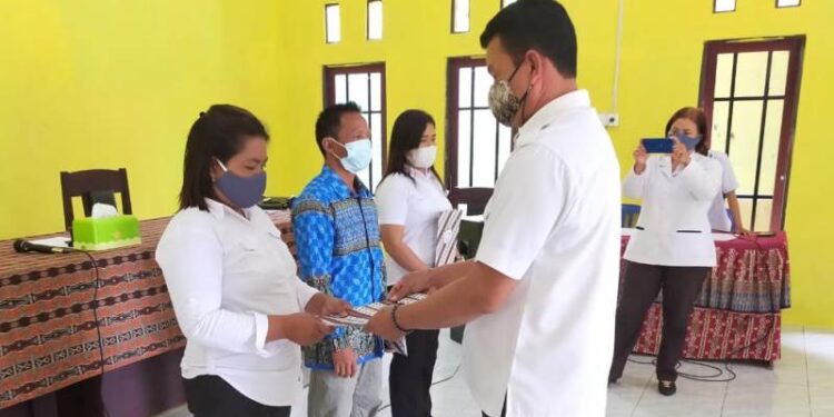 Kades Tumbang Tariak Rodi Asser (kanan) menyerahkan SK kepada Ketua RT terpilih. (Foto : Pemdes Tumbang Tariak)