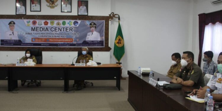 Wabup Gumas Efrensia L.P Umbing memimpin rakor sinkronisasi pemanfaatan dan pengembangan lahan area dermaga/pelabuhan Kota Kuala Kurun. (Foto : PWI Gumas)