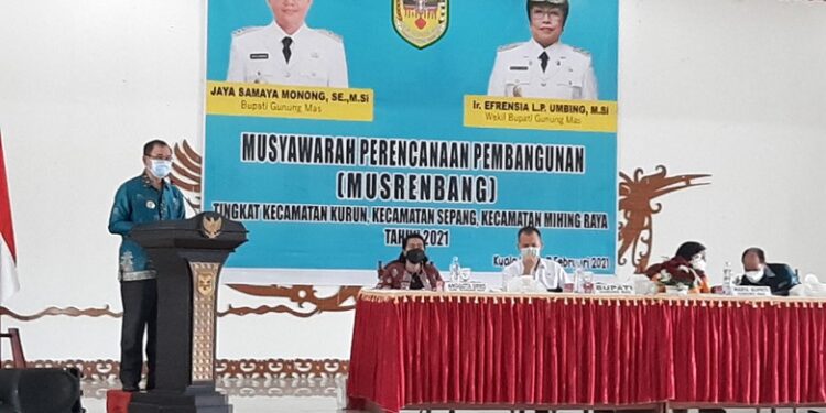 Camat Kurun Yuelis Untung (kiri) menyampaikan laporan saat musrenbang tingkat kecamatan, di GPU Damang Batu, Kamis (11/2/2021). (Foto : MN-3)
