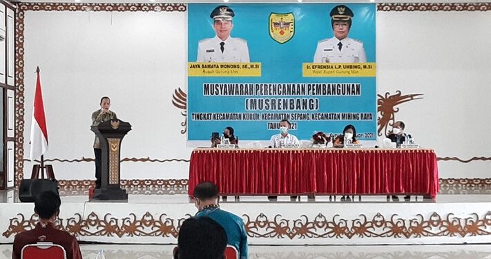 Camat Mihing Raya, C Helman menyampaikan laporan saat pelaksanaan musrenbang kecamatan di GPU Damang Batu Kuala Kurun, Kamis (11/2/2021). (Foto : MN)