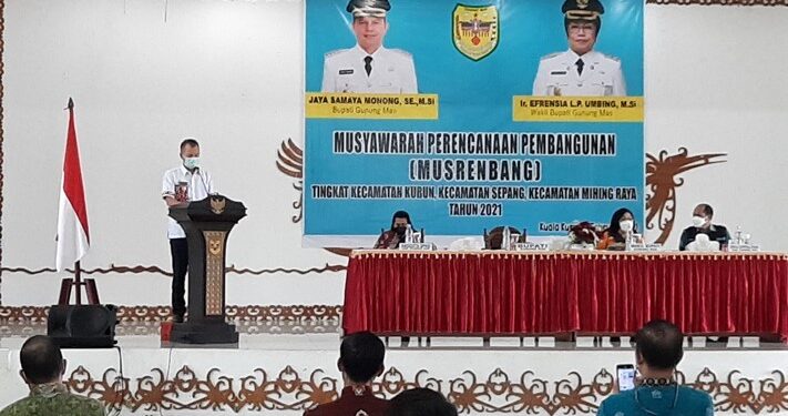 Bupati Gumas Jaya S Monong saat membuka Musrenbang Kecamatan Kurun, Mihing Raya dan Sepang di GPU Damang Batu, Kamis (11/2/2021).