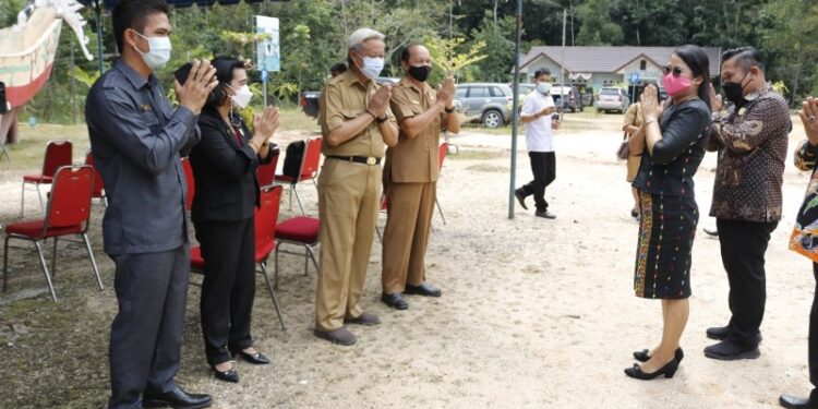 Anggota DPRD Kabupaten Gumas Rayaniatie Djangkan (kiri kedua) dan lainnya saat menerima kunker DPRD Lamandau di Tahura Lapak Jaru, Kecamatan Kurun, Senin (8/2/2021). (Foto : Protokol Perjalanan Setda Gumas)