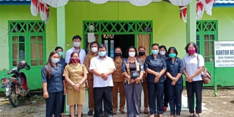 Anggota DPRD Kabupaten Gumas Rayaniatie Djangkan (tengah) bersama anggota BPD Tumbang Manyangan dan lainnya berfoto bersama di kantor desa setempat, baru-baru ini. (Foto : Rayaniatie Djangkan)