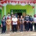 Anggota DPRD Kabupaten Gumas Rayaniatie Djangkan (tengah) bersama anggota BPD Tumbang Manyangan dan lainnya berfoto bersama di kantor desa setempat, baru-baru ini. (Foto : Rayaniatie Djangkan)