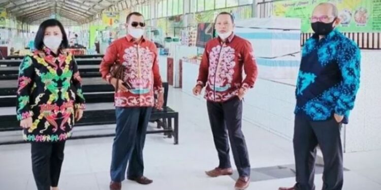 Ketua DPRD Kotim, Rinie bersama Sekretaris Komisi II Juliansyah, Wakil Ketua Komisi II Syahbana dan Pelaksana Tugas Kepala Disdagperin Kotim Zulhaidir saat kaji banding ke Kabupaten Banjar Provinsi Kalimantan Selatan, belum lama ini. (ANT/IST)