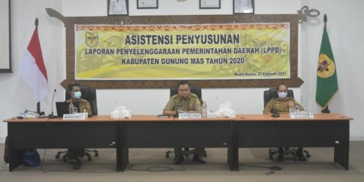 Sekda Gumas Yansiterson (tengah) saat membuka kegiatan asistensi penyusunan LPPD, di Kuala Kurun, Senin (22/2/2021). (Foto : Diskominfo PS Gumas)
