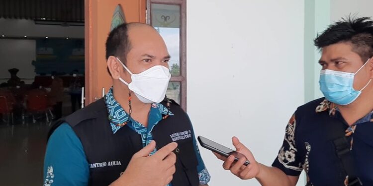 Kepala Bappedalibtang Kabupaten Gumas Yantrio Aulia (kiri) memberi keterangan kepada awak media, di GPU Damang Batu, Kamis (11/2/2021). (Foto : MN-3)