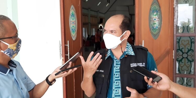Kepala Bappedalibtang Kabupaten Gumas Yantrio Aulia (kanan) memberi keterangan kepada awak media, di GPU Damang Batu, Kamis (11/2/2021). (Foto : MN-3)