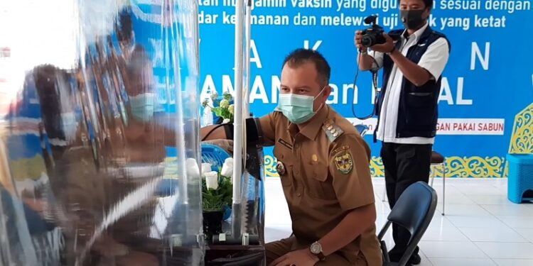 Bupati Gunung Mas, Jaya S Monong melakukan sejumlah tahapan sebelum disuntik vaksin COVID-19 di Puskesmas Tampang Tumbang Anjir, Kecamatan Kurun, Senin (15/2/2021).
