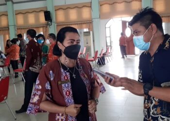 Anggota DPRD Kabupaten Gumas Rayaniatie Djangkan memberi keterangan kepada awak media, saat musrenbang kecamatan di GPU Damang Batu, Kamis (11/2/2021).