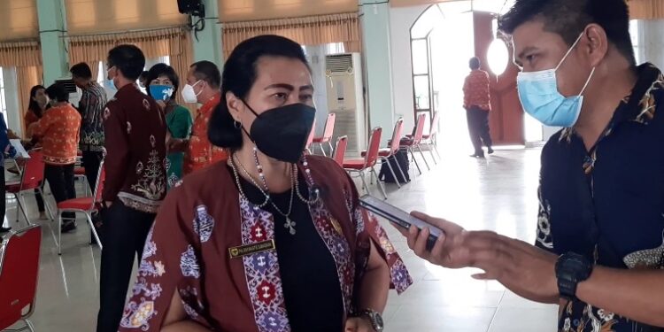 Anggota DPRD Kabupaten Gumas Rayaniatie Djangkan memberi keterangan kepada awak media, saat musrenbang kecamatan di GPU Damang Batu, Kamis (11/2/2021).