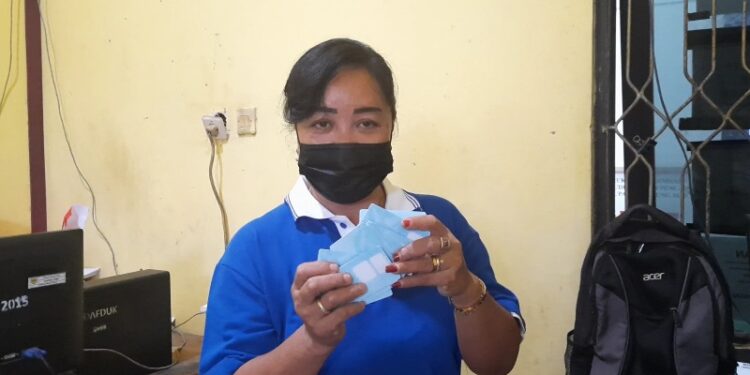Kepala Bidang Pelayanan dan Pendaftaran Penduduk pada Disdukcapil Gumas Younita Asmayanti menunjukkan blanko e-KTP yang saat ini tersedia di kantor Disdukcapil setempat, Jumat (19/2/2021).