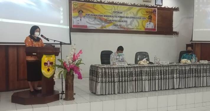Wabup Gumas Efrensia L.P Umbing (kiri) saat membuka pertemuan penyusunan GDPK kabupaten 2020-2035, di aula Bappedalitbang setempat, Kamis (18/2/2021). (Foto : Diskominfo PS Gumas)