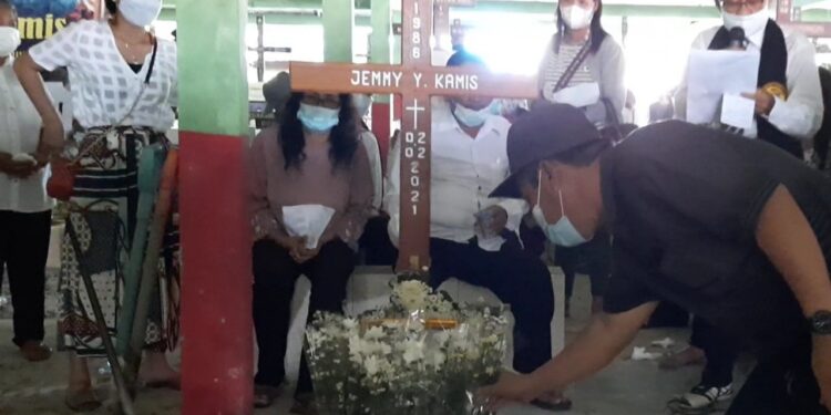 Staf Ahli Bidang Hukum, Politik dan Pemerintahan pada Setda Gumas Hansli Gonak meletakkan karangan bunga di pusara Sekretaris PWI Gumas Jemmy Y Kamis, di Pemakaman Kristen Jl Matal Kereng Bangkirai Palangka Raya, Kamis (4/2/2021). ANT