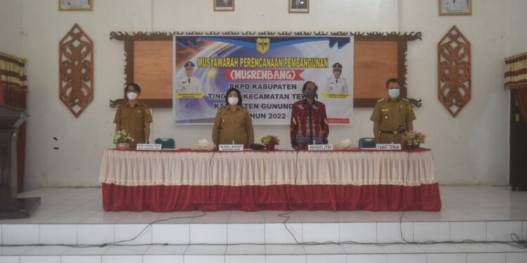 Suasana pembukaan Musrenbang Kecamatan Tewah, di kecamatan setempat, Senin (15/2/2021). (Foto : Diskominfo dan PS Gumas)