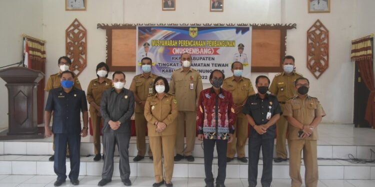 Legislator Kabupaten Gumas Evandi (depan kiri kedua) dan lainnya berfoto bersama saat pelaksanaan Musrenbang Kecamatan Tewah, di aula kantor kecamatan setempat, Senin (15/2/2021). (ANTARA/HO – Diskominfo PS Gumas)