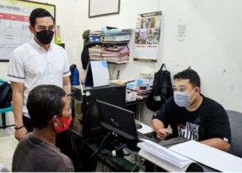 Kasat Reskrim Polres Kotim AKP Zaldy Kurniawan memantau anggotanya yang sedang memeriksa tersangka tindakan asusila, Selasa (23/3/2021). (ANT/IST)