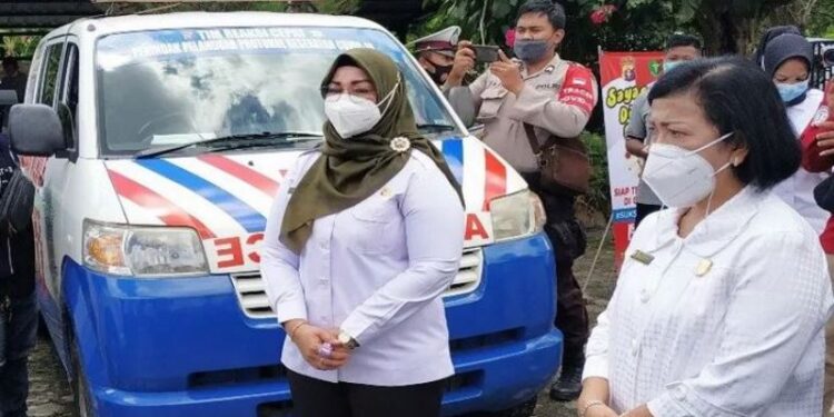 Ketua DPRD Kotim, Rinie bersama Wakil Bupati Irawati saat peluncuran ambulans vaksinasi mobile di Sampit, Rabu (24/3/2021). (ANT)