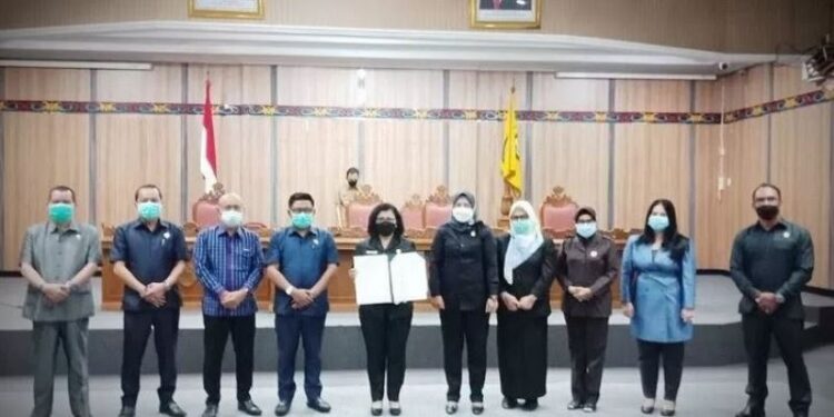 Ketua DPRD Kotim, Rinie menunjukkan berita acara pengusulan pergantian antar waktu Wakil Ketua DPRD melalui rapat paripurna, Senin (11/1/2021) lalu. Kini surat keputusan pengangkatan sudah diterima dan pelantikan akan dilaksanakan Senin (29/3/2021). ANT/IST