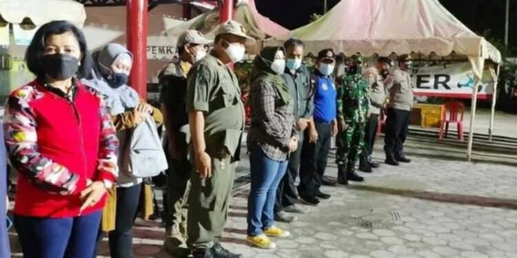 Ketua DPRD Kotawaringin Timur Rinie (kaos merah) saat turun bersama tim gabungan yang dipimpin Wakil Bupati Irawati, Rabu (24/3/2021) malam. (ANT/IST)