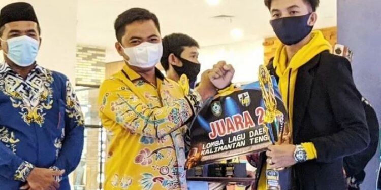 Anggota Komisi III DPRD Kotawaringin Timur, Riskon Fabiansyah menyerahkan simbolis hadiah kepada salah satu juara lomba lagu daerah Kalimantan Tengah yang digelar KNPI Kotawaringin Timur, Jumat (26/3/2021). (ANT/IST)