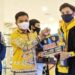 Anggota Komisi III DPRD Kotawaringin Timur, Riskon Fabiansyah menyerahkan simbolis hadiah kepada salah satu juara lomba lagu daerah Kalimantan Tengah yang digelar KNPI Kotawaringin Timur, Jumat (26/3/2021). (ANT/IST)