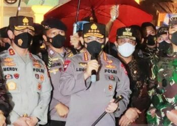 Sudirman Sulaiman (dua kanan) , dan Kapolda Sulsel, Irjen Pol Merdisyam (dua kiri) bersama jajaran, saat memberikan keterangan di Gereja Katedral, Kota Makassar, Sulawesi Selatan, Minggu (28/3/2021) malam. ANT