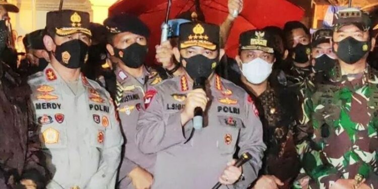 Sudirman Sulaiman (dua kanan) , dan Kapolda Sulsel, Irjen Pol Merdisyam (dua kiri) bersama jajaran, saat memberikan keterangan di Gereja Katedral, Kota Makassar, Sulawesi Selatan, Minggu (28/3/2021) malam. ANT