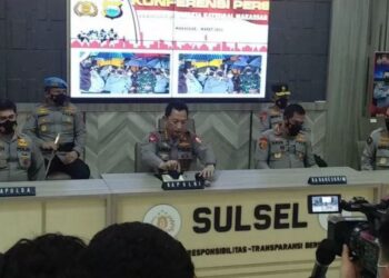 Kapolri Jenderal Listyo Sigit Prabowo (dua kiri) memberikan penjelasan terkini kasus bom bunuh diri di Makassar,Senin,(29/3/2021). ANT